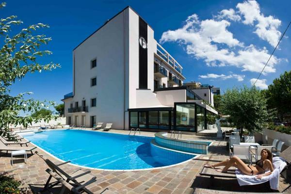 Hotel Ferretti Beach