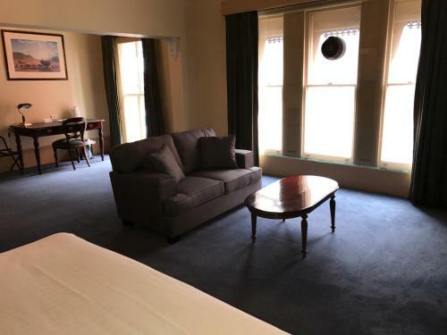 Macquarie Manor Hotel