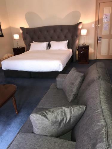 Macquarie Manor Hotel