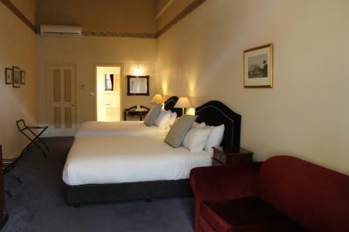 Macquarie Manor Hotel