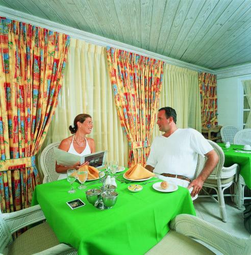 Hotel Coral Sands Beach Resort