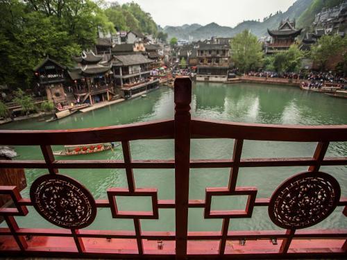 Hostal Lqj Riverside Guest House