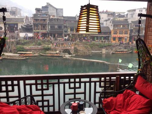 Hostal Lqj Riverside Guest House