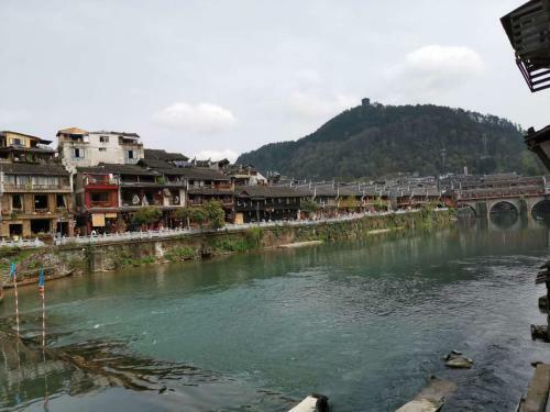 Hostal Lqj Riverside Guest House