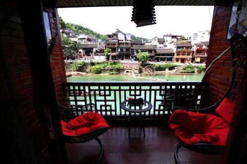 Hostal Lqj Riverside Guest House