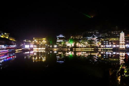 Hostal Lqj Riverside Guest House