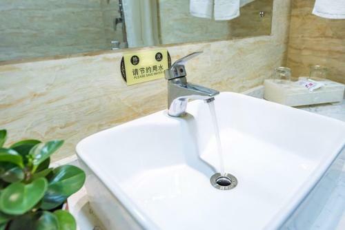 Dunhuang Gold Dragon Hotel