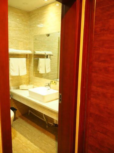 Dunhuang Gold Dragon Hotel
