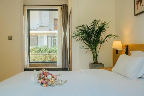 Simon's Travelling With Hotel
