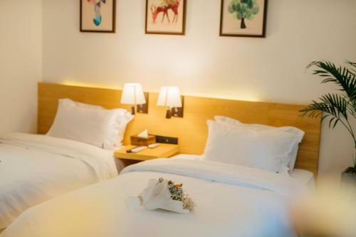 Simon's Travelling With Hotel