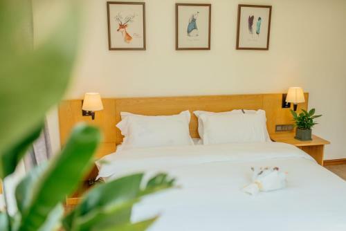 Simon's Travelling With Hotel