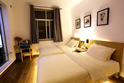 Simon's Travelling With Hotel