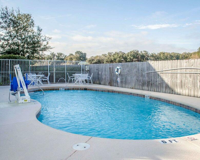 Hotel Comfort Suites At Eglin Air Force Base