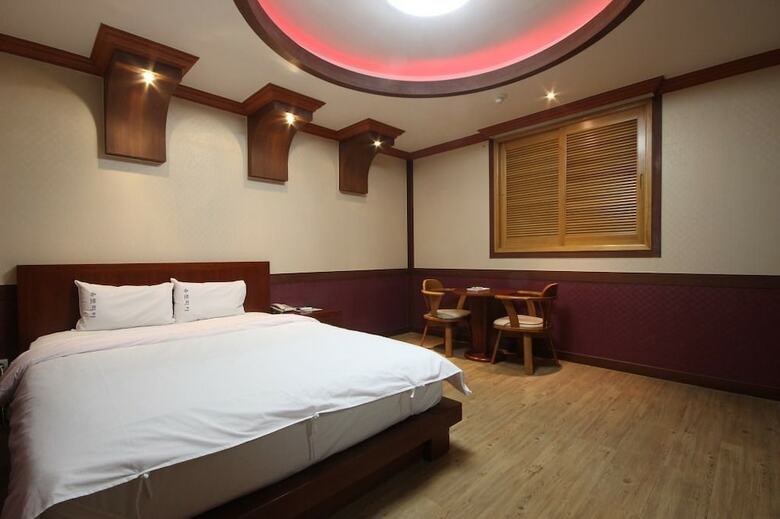 Utopia Hotel
