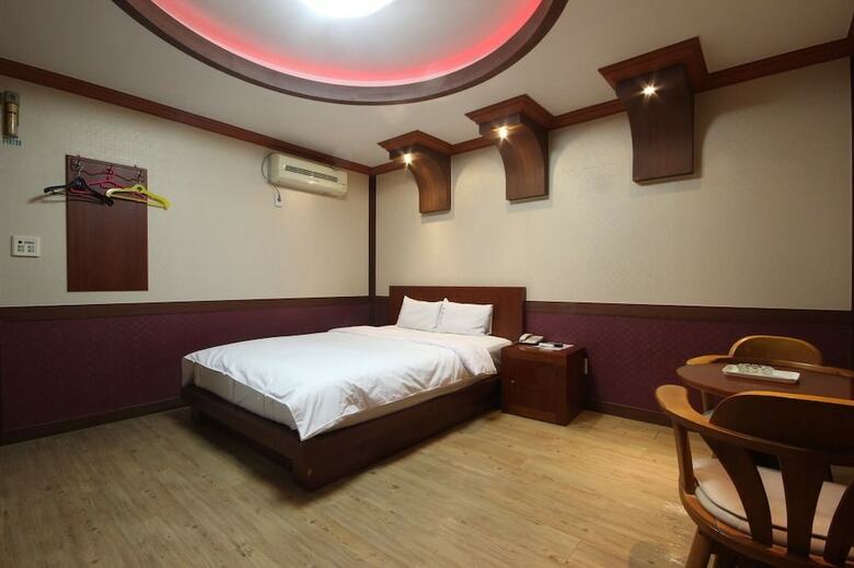 Utopia Hotel