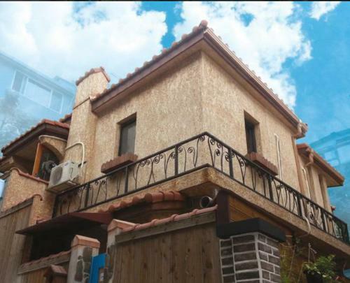 Hostal J Garden House