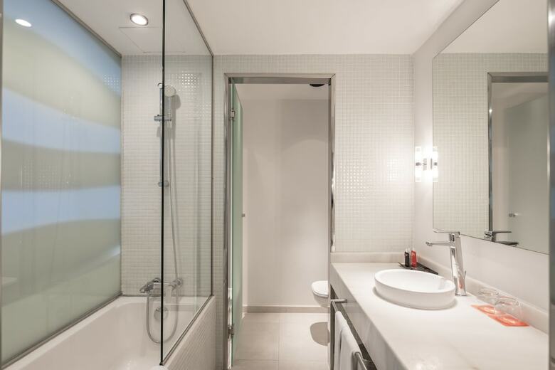 Hotel Room Mate Emma