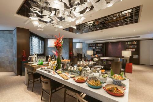 Gateway Hotel, Marco Polo