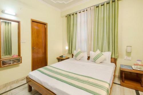 Hotel Madhav Palace