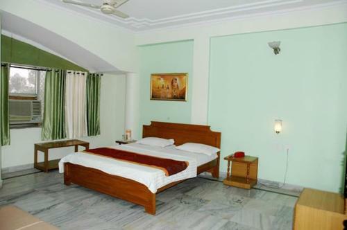 Hotel Madhav Palace