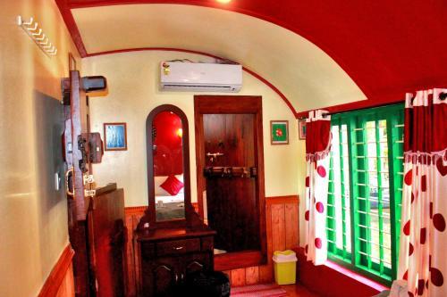 Antonys Eco Houseboat Hostel