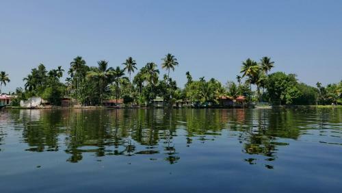 Antonys Eco Houseboat Hostel
