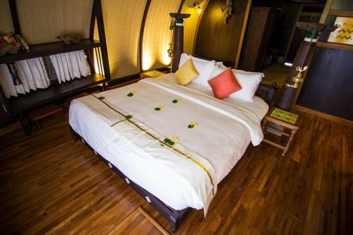 Punnamada Houseboat