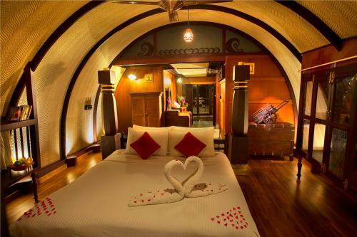 Punnamada Houseboat