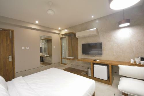 Urbane The Hotel