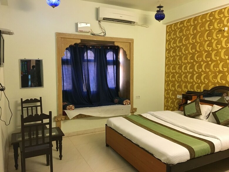 Hotel Marina Mahal