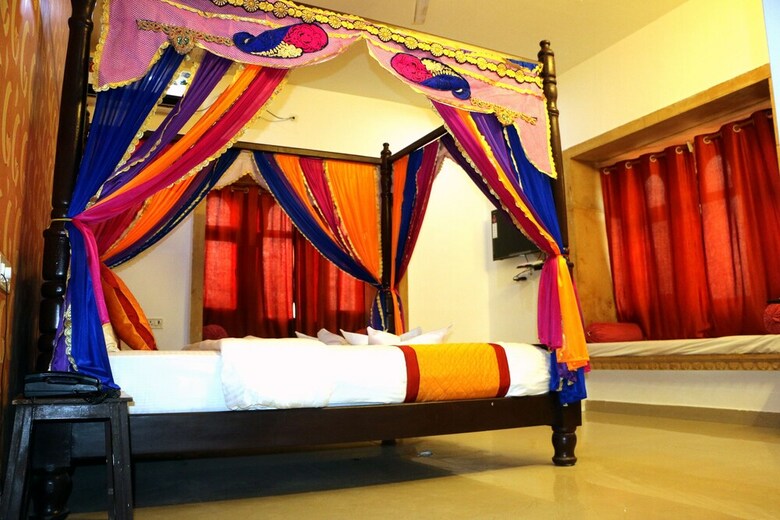 Hotel Marina Mahal