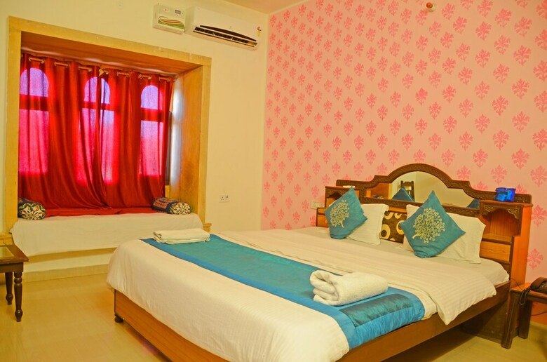 Hotel Marina Mahal
