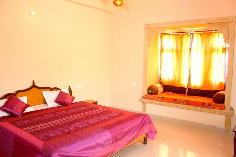 Hotel Marina Mahal