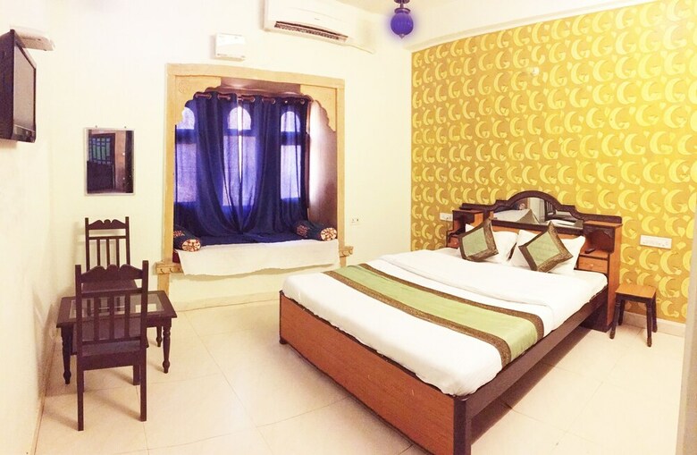 Hotel Marina Mahal