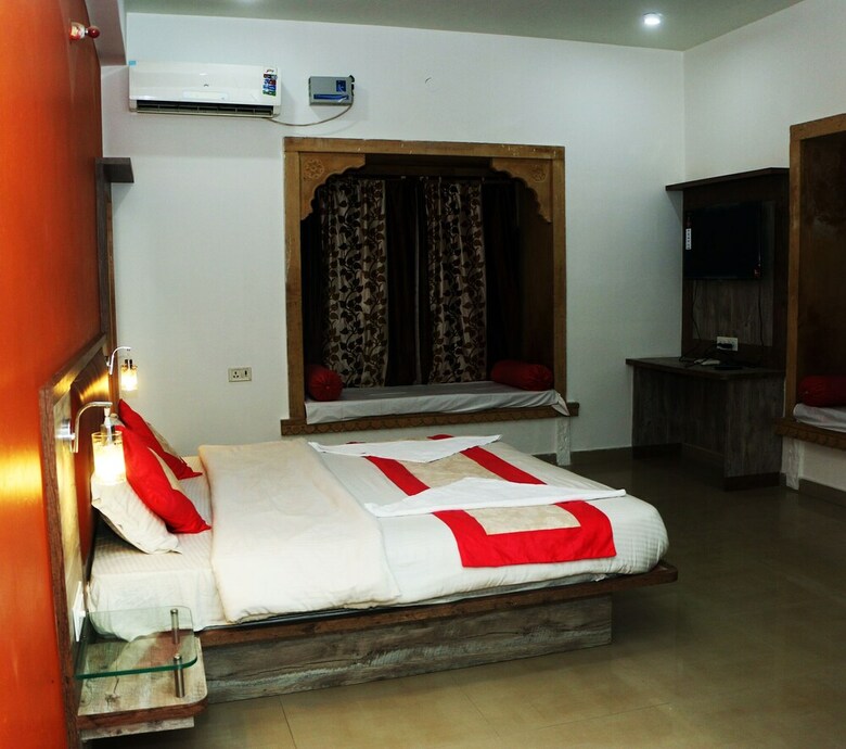 Hotel Marina Mahal