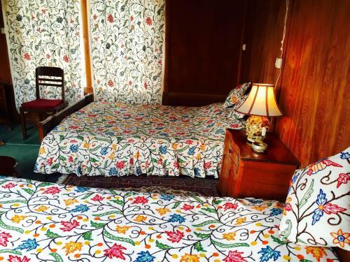 Monarch Group Of Houseboats