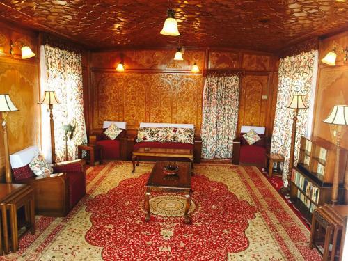 Monarch Group Of Houseboats