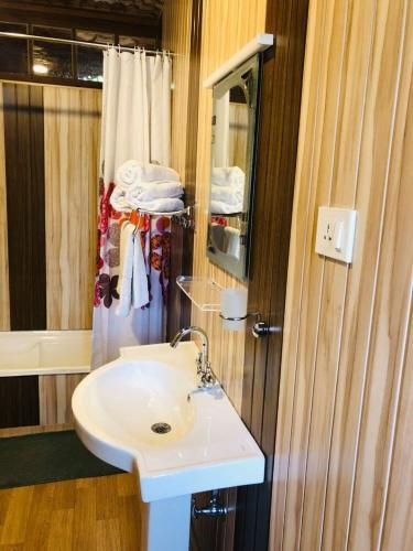 Monarch Group Of Houseboats