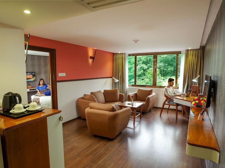 Hotel The Blooms Cochin