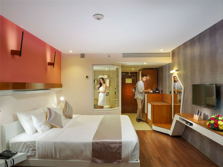 Hotel The Blooms Cochin