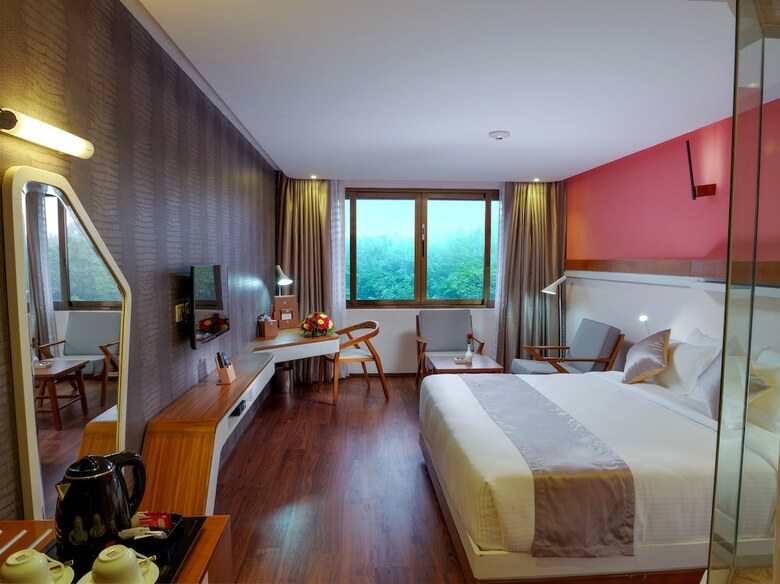 Hotel The Blooms Cochin