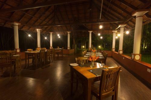 Hotel Palmgrove Lake Resort