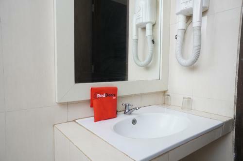 Hostal Reddoorz Plus @ Cihampelas 3