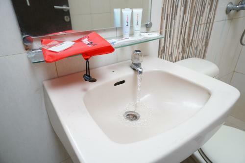Hostal Reddoorz Plus @ Cihampelas 3