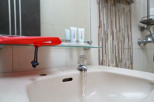 Hostal Reddoorz Plus @ Cihampelas 3