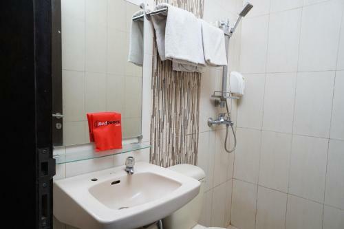 Hostal Reddoorz Plus @ Cihampelas 3