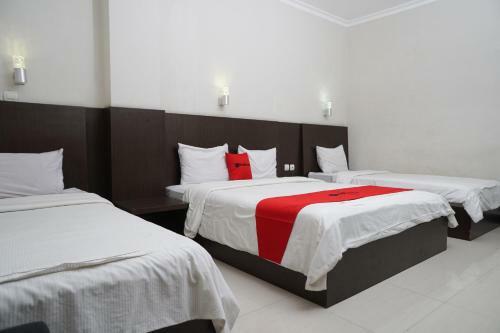 Hostal Reddoorz Plus @ Cihampelas 3