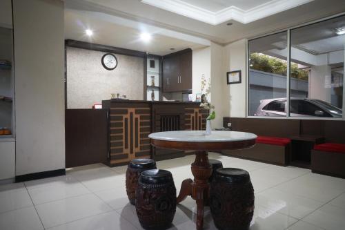Hostal Reddoorz Plus @ Cihampelas 3