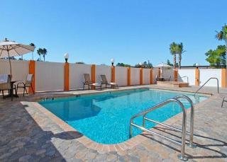 Hotel Comfort Suites Near Raymond James Stadium