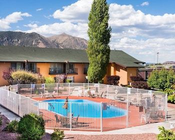 Hotel Rodeway Inn & Suites